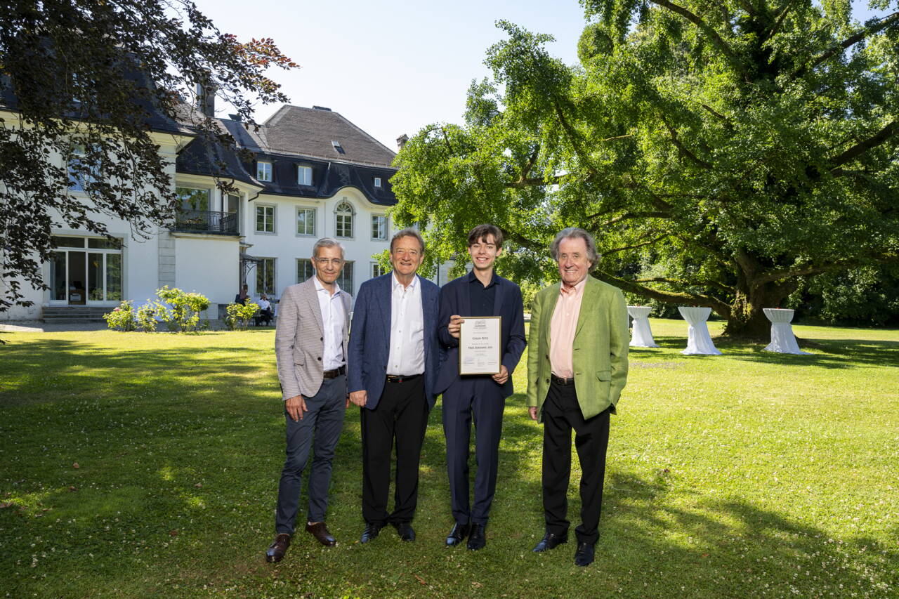 vlnr_thomas-pfiffner_projektleiter_adrian-flury_initiator_colin_puetz_preistraeger_2025_rudolf_buchbinder_kurator_c_thomas_entzeroth.jpg PRIX SERDANG 2025 v.l.n.r. Thomas Pfiffner, Adrian Flury, Colin Pütz, Rudolf Buchbinder © Thomas Entzeroth